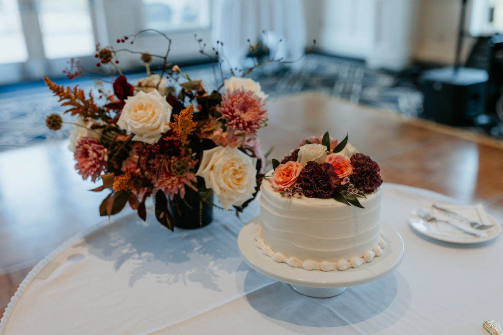 centerpiece and cake flowers for fall wedding